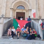 gruppo di persone con la bandiera della palestina