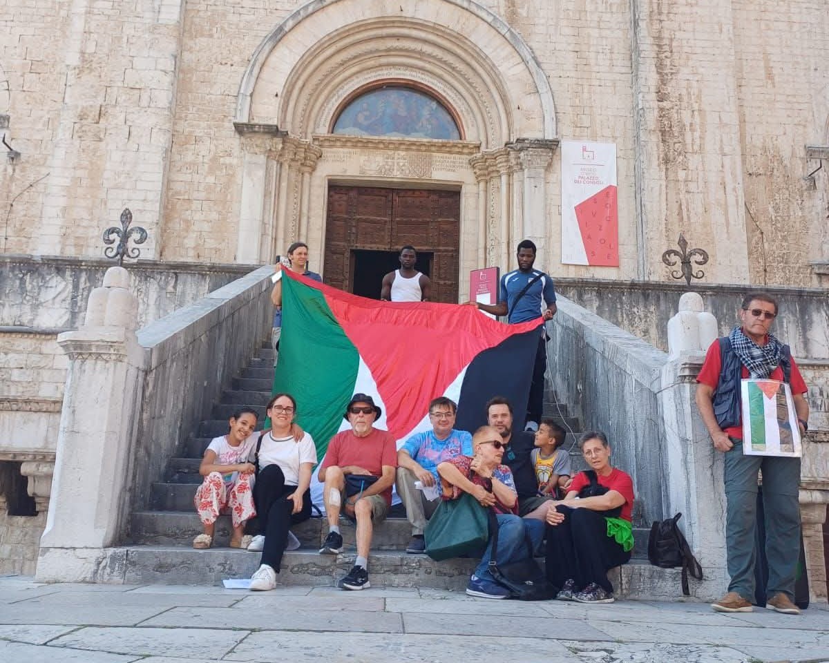 gruppo di persone con la bandiera della palestina