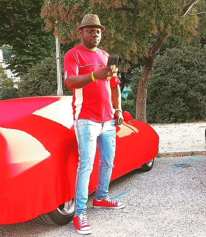 uomo in piedi