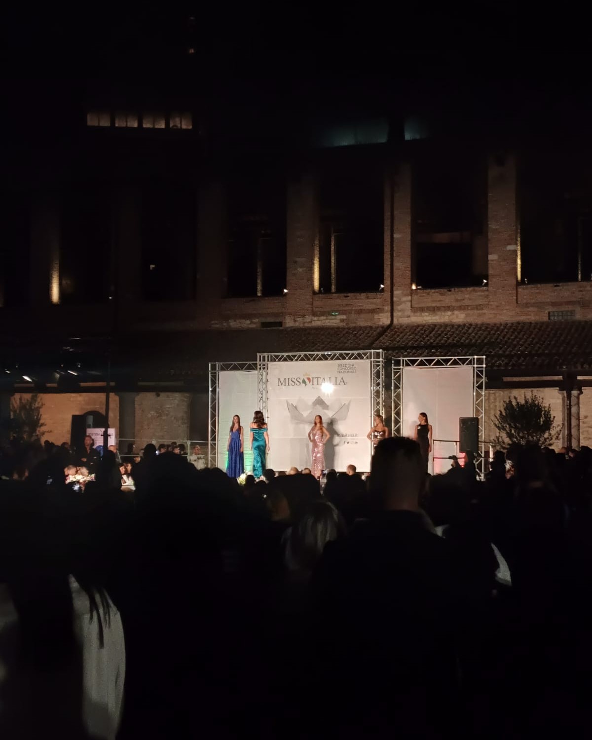evento miss italia, ragazze sul palco e pubblico